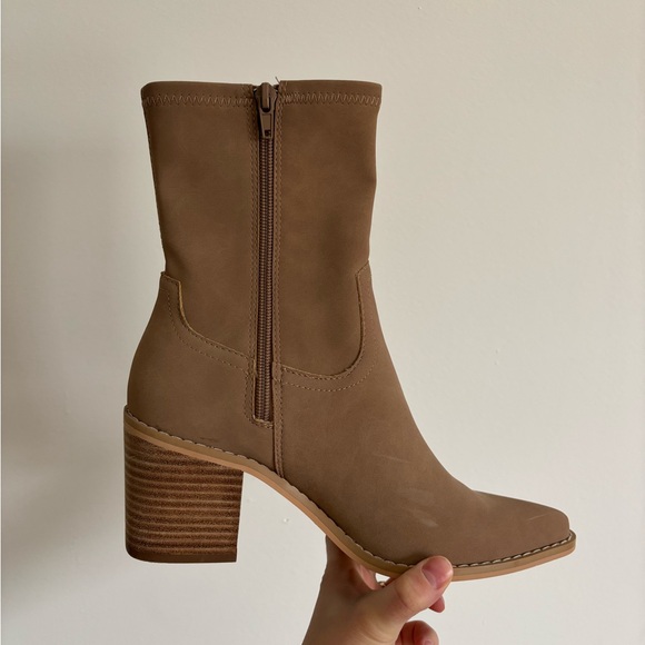 NWOT Women's Tan Mid-Calf Block Heel Boots - Picture 3 of 7